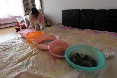 庆安楼上漏水，住户失联，小区没物管，业主维权难！律师来支招……